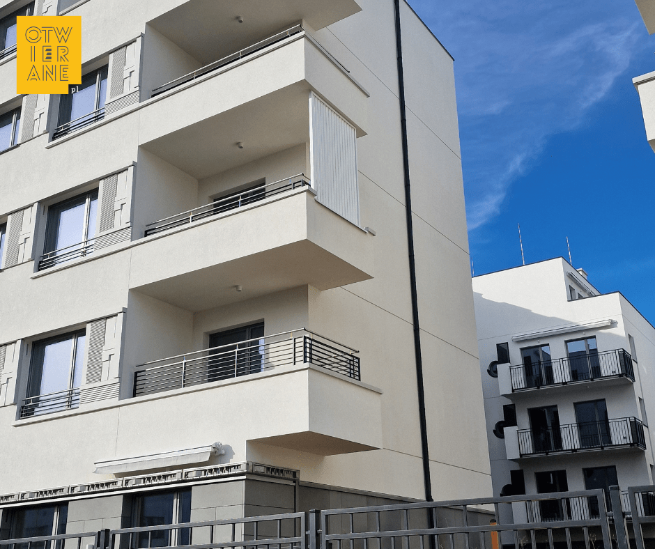 zabudowa balkonu Warszawa Ursynów w bloku lamele aluminiowe