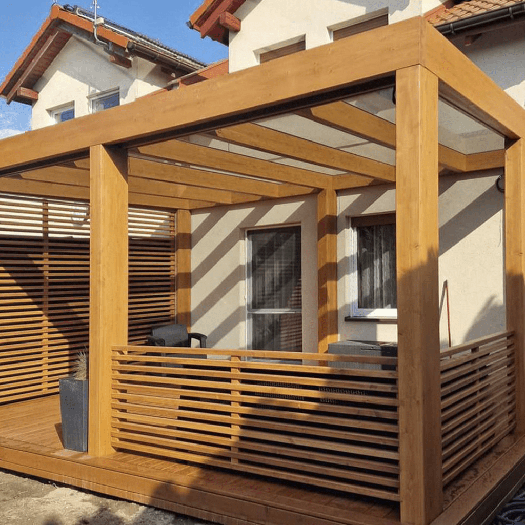 Drewniana pergola tarasowa z boczną zabudową żaluzjową